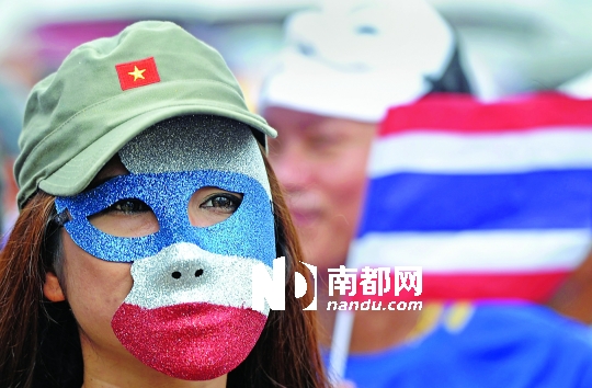 4日，一名泰國反政府人士頭戴面具在首都曼谷參加集會。
