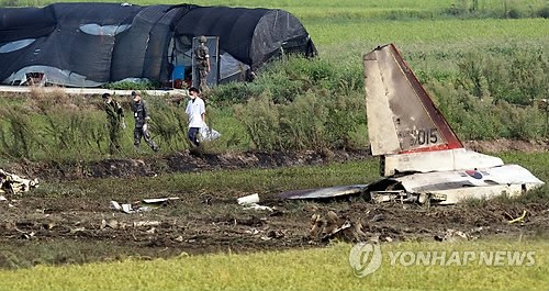 當(dāng)?shù)貢r間28日下午2時8分許，韓國一架空軍教練機(jī)T-50在全羅南道光州市西區(qū)細(xì)荷洞農(nóng)田墜毀。