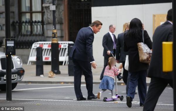英國首相卡梅倫步行送女兒上幼兒園。