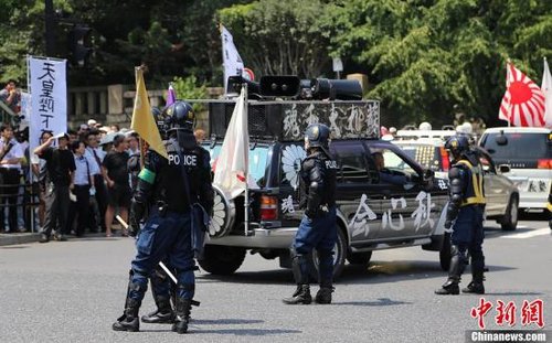 現(xiàn)場10多名日本警察身穿防暴制服，嚴(yán)防右翼份子鬧事。