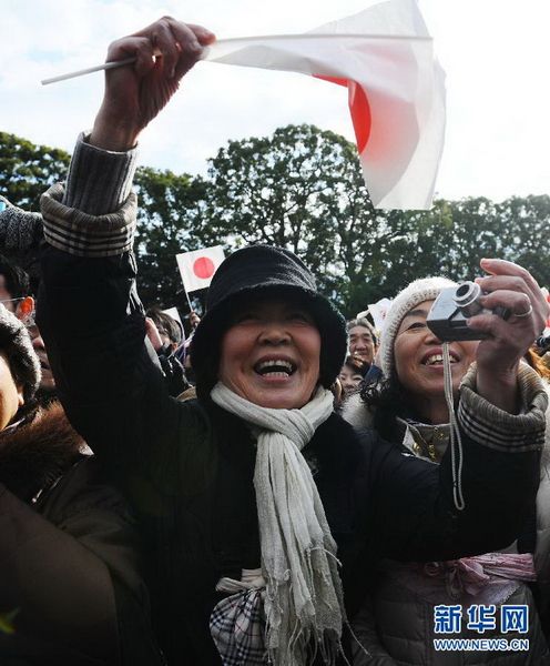 當(dāng)?shù)貢r(shí)間12月23日，在位于日本東京的皇宮，民眾向明仁天皇祝賀生日。