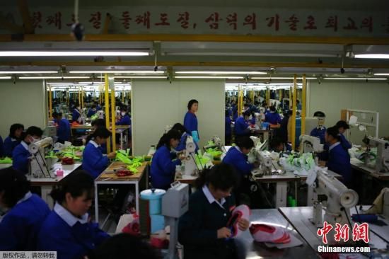 當(dāng)?shù)貢r間12月19日，開城工業(yè)園區(qū)，朝鮮工人在工廠工作。