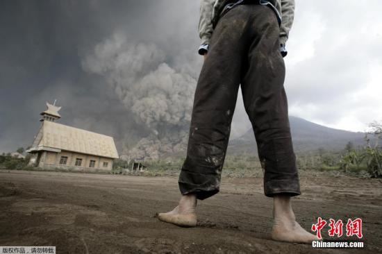 當(dāng)?shù)貢r(shí)間2月1日，印尼錫納朋火山持續(xù)噴發(fā)。