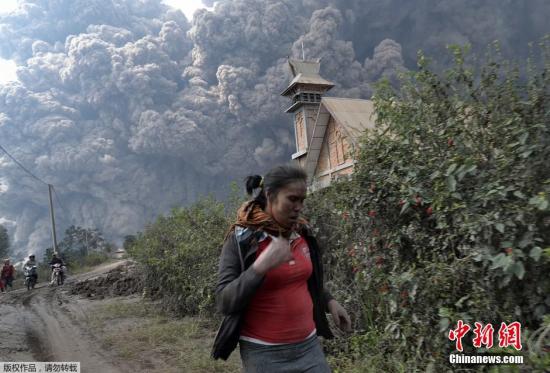 當(dāng)?shù)貢r(shí)間2月1日，印尼錫納朋火山持續(xù)噴發(fā)。