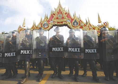 14日在泰國曼谷，政府出動(dòng)數(shù)千名防暴警察，以奪回政府大樓和其他 泰數(shù)千防暴警察和平清場 被示威者占領(lǐng)的區(qū)域。