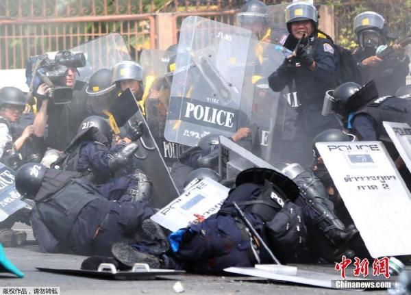當地時間2月18日，泰國曼谷警方與示威者發(fā)生沖突。