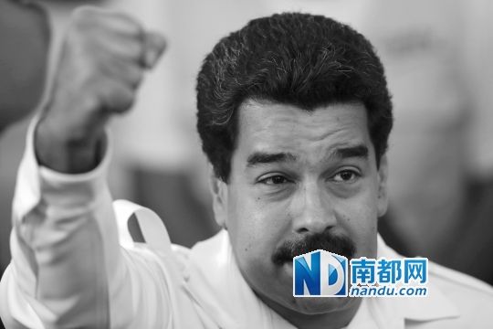 委內(nèi)瑞拉總統(tǒng)馬杜羅向支持者致意。