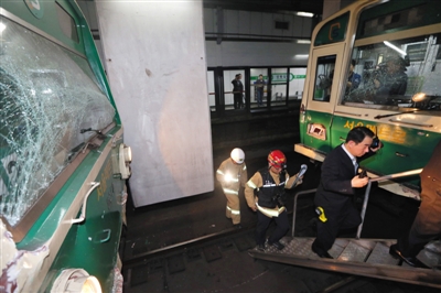 5月2日，韓國首爾，首爾2號線地鐵去往蠶室方向的一趟列車在上往十里站撞上了一趟?？吭谡緝?nèi)的列車。