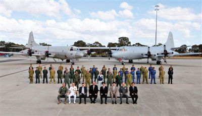 4月29日，參與搜尋馬航失聯(lián)客機(jī)的多國(guó)軍人和軍機(jī)在珀斯皮爾斯空軍基地合影。5月1日，馬航宣布搜尋進(jìn)入新階段，重點(diǎn)將借助不同技術(shù)擴(kuò)大海底搜尋。