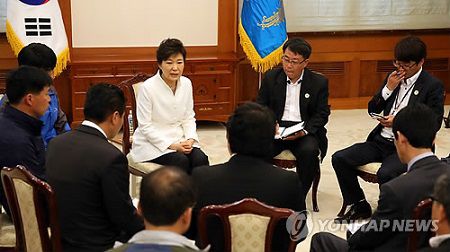 16日下午，樸槿惠接見(jiàn)“世越”號(hào)客輪遇難者家屬，并在家屬面前親自道歉。（韓聯(lián)社）