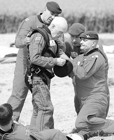 89歲的赫頓再次于70年前同一地點參加雙人跳傘。