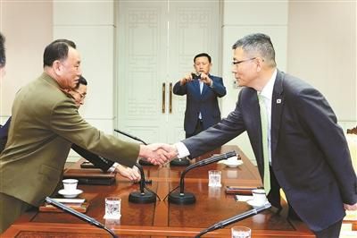 10月15日，韓國(guó)國(guó)防部國(guó)防政策室室長(zhǎng)柳濟(jì)升和朝鮮人民武裝力量部偵查總局局長(zhǎng)金英哲分別率團(tuán)出席板門店