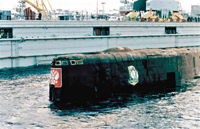 2001年，與失火核潛艇屬于同一級的“庫爾斯克”核潛艇時隔14個月被打撈出海。