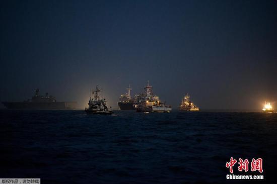 當(dāng)?shù)貢r(shí)間2014年4月24日，搜救人員在全羅南道珍島郡海域24小時(shí)不分晝夜的搜尋沉船事故失蹤者。