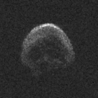 這顆彗星外形酷似骷髏頭，表面甚至可分出眼鼻。