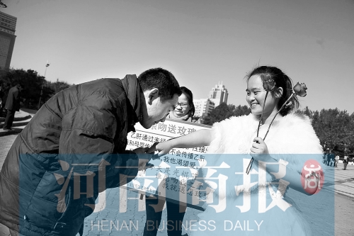 　一名男士上前，準備親吻女孩的手