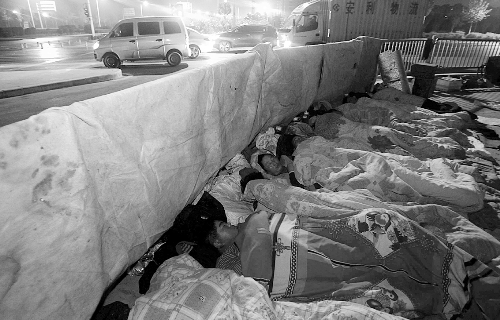 在寒冷的冬夜，為了能省點(diǎn)錢，方便接活，民工們?nèi)运跇蛳隆? complete=