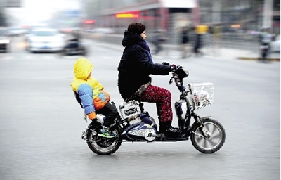昨日下午，隴海西路桐柏路口，紅燈亮起的瞬間一輛電動(dòng)車(chē)闖過(guò)路口。