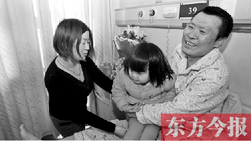 李剛患骨肉瘤急需手術(shù)，最放心不下的就是他的妻子、女兒