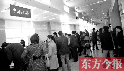 　昨天，在鄭州市房管局辦稅柜臺，迎來絡(luò)繹不絕辦理業(yè)務(wù)的市民