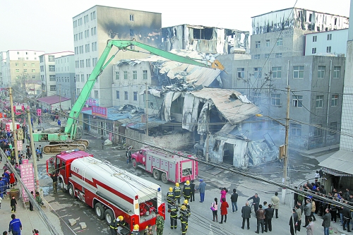 風助火勢，6座相鄰的居民樓加建的板房樓陸續(xù)被大火引燃。