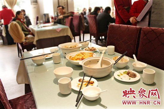 3月22日，阿五美食英協(xié)路店幾位顧客用完餐后，盤子里的食物所剩無幾。
