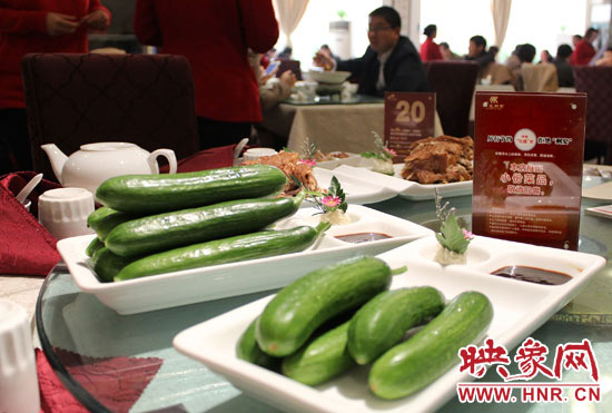 3月22日，阿五美食英協(xié)路店的服務(wù)員為我們展示大份菜品和小份菜品