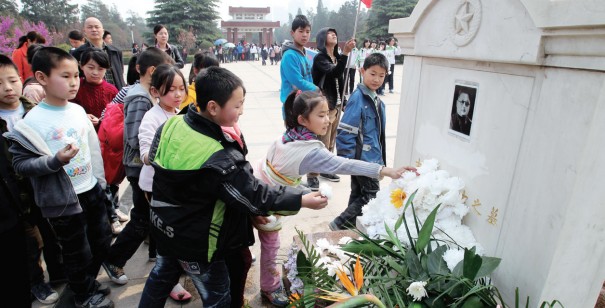 昨天上午，來(lái)鄭州市烈士陵園祭掃的小學(xué)生將百花擺放在吉鴻昌烈士墓前