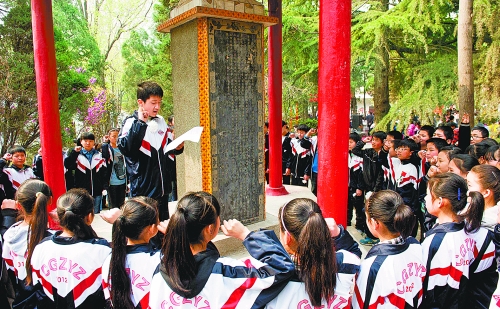 　　4月3日,宜陽縣1000余名師生通過獻花、宣誓、掃墓、讀祭文等形式緬懷革命先烈。 田義偉 攝