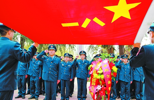 　　“我宣誓:保衛(wèi)祖國藍天不受侵犯!”4月3日,濟空某部的官兵來到內鄉(xiāng)縣烈士陵園掃墓,通過敬獻花籃、