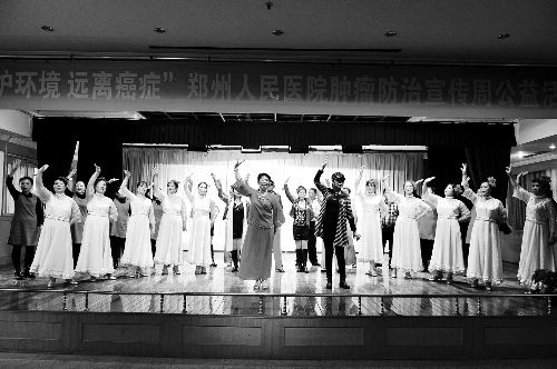 昨日，鄭州人民醫(yī)院舉辦了一臺特殊的晚會，表演的和看表演的大都是癌癥患者 河南商報記者 王春勝/攝　