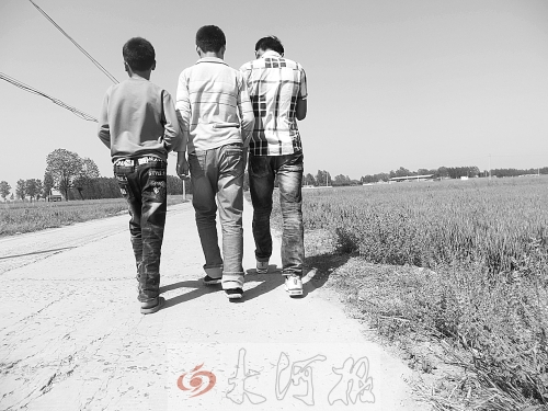 親眼目睹小伙伴在自己面前慘遭橫禍,三個(gè)孩子變得異常沉默。