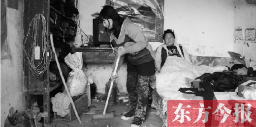 　寧陵縣趙村鄉(xiāng)大楊莊村，16歲的王香浦在打掃家里的衛(wèi)生，床上躺著她的爸爸　