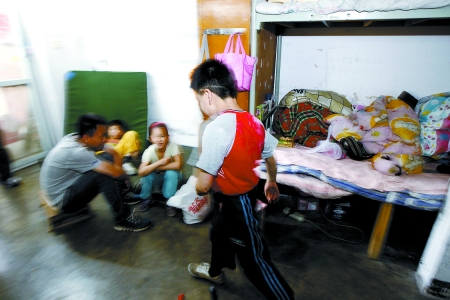 孩子們住在這里，沒有上學(xué)，大部分時間是練功，出去表演