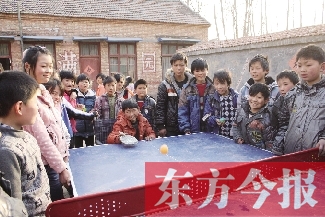 坐著輪椅的小宗成和同學(xué)們一塊打乒乓球，這是他感到最快樂的事