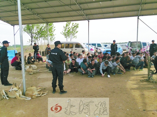 民警突襲賭場，64名涉案人員全部落網(wǎng)。