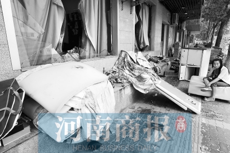 　多間臨街商鋪夜間被砸，店里的沙發(fā)、貨品等被搬到了戶外  侯建勛/攝