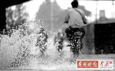 航海路鐵路立交橋下，一個(gè)窨井冒出半米多高的“噴泉” 鄭州晚報(bào)記者 馬健 圖