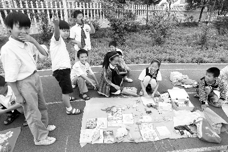 小學(xué)生當(dāng)?shù)財(cái)偫习?，擺起攤來(lái)也很專業(yè)