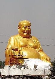 　4月25日，洛陽龍華歡樂園，網(wǎng)上引起熱議的“大背頭彌勒佛”。