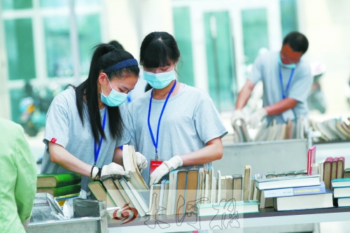 工作人員正在忙著整理書(shū)籍,逐一登記、歸類(lèi)。