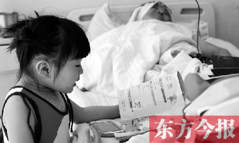 　昨天上午，鄭州市骨科醫(yī)院病房?jī)?nèi)，李剛躺在病床上，女兒嘟嘟在安靜地看書