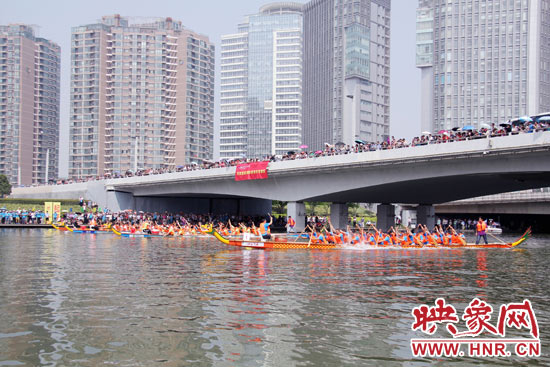6月11日，2013中華軒轅龍舟大賽，在鄭州東區(qū)的如意湖舉行。