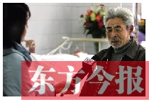 2006年,中央電視臺(tái)記者在鄭州一家醫(yī)院病房中采訪婁風(fēng)濤的父親