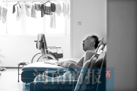 金老先生因偏癱生活不能自理，鄰居說，平時經(jīng)?？吹阶o工和老人的弟弟前來照顧 實習(xí)生 唐韜/攝