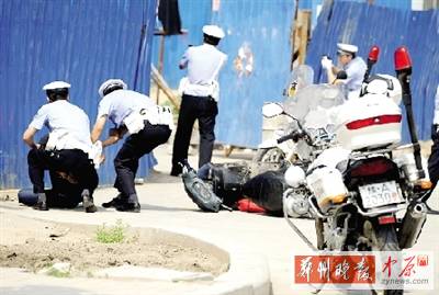 　一名歹徒被抓獲，另一名歹徒持槍劫持了一名門衛(wèi)。
