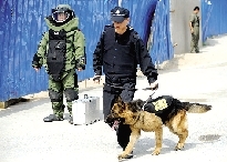 排爆專家、警犬在現(xiàn)場待命。