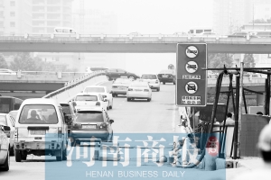 紫荊山立交橋上橋口，已經(jīng)有非綠標車禁止通行的標志 王春勝/攝