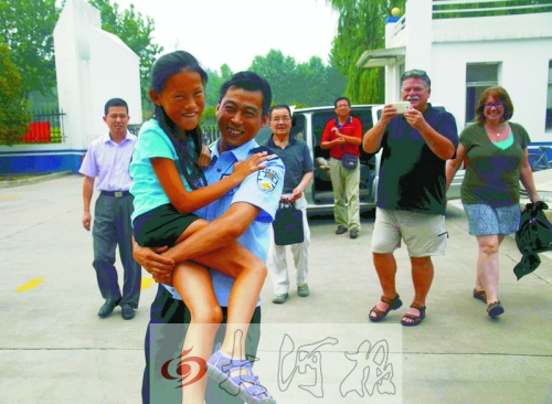 黨心松一行人剛下車(chē)，楊衛(wèi)軍就一把抱起了她，流露出幸福的笑容，不遠(yuǎn)處史蒂夫拍照銘記這一刻。
