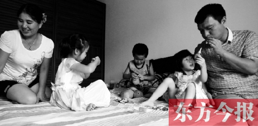 昨日，鄭州市民蔣先生的家中，一家人陪著妞妞（右二）玩耍